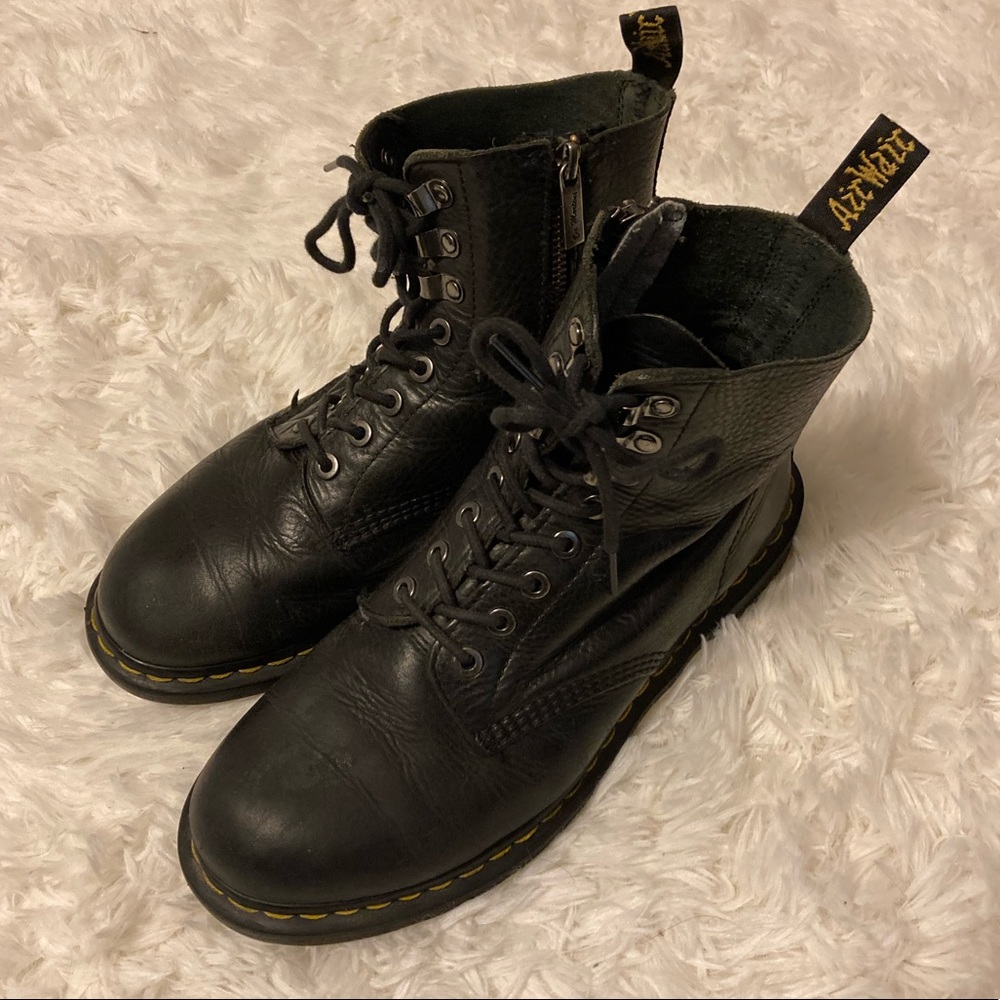 Dr. Marten black boots vintage worn in size 8 M